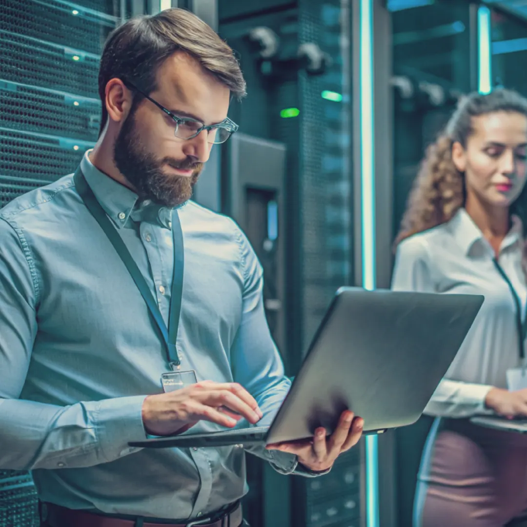 IT-Spezialisten mit Laptop im Serverraum