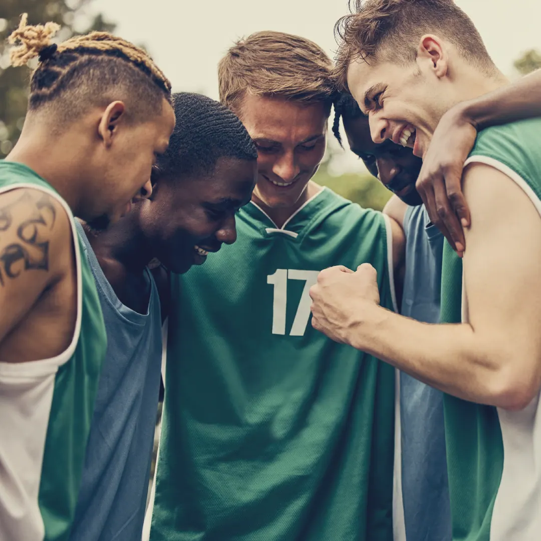 Ein lachendes Team im Kreis