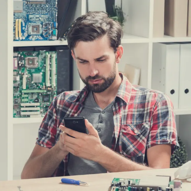 Klientas peržiūri dokumentus telefone