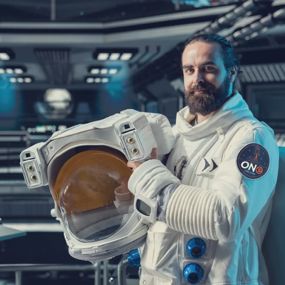 Astronaut sa kacigom u rukama – Šta je novo u ONe-u Q1 2026