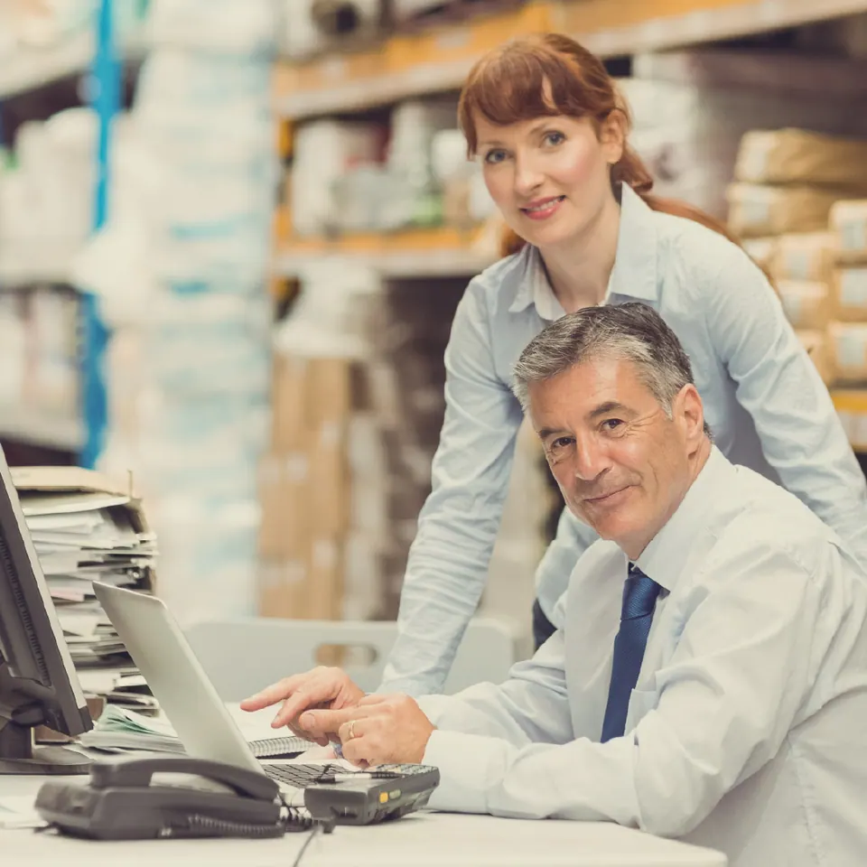 Personal de un mayorista revisando datos de producto en un ordenador